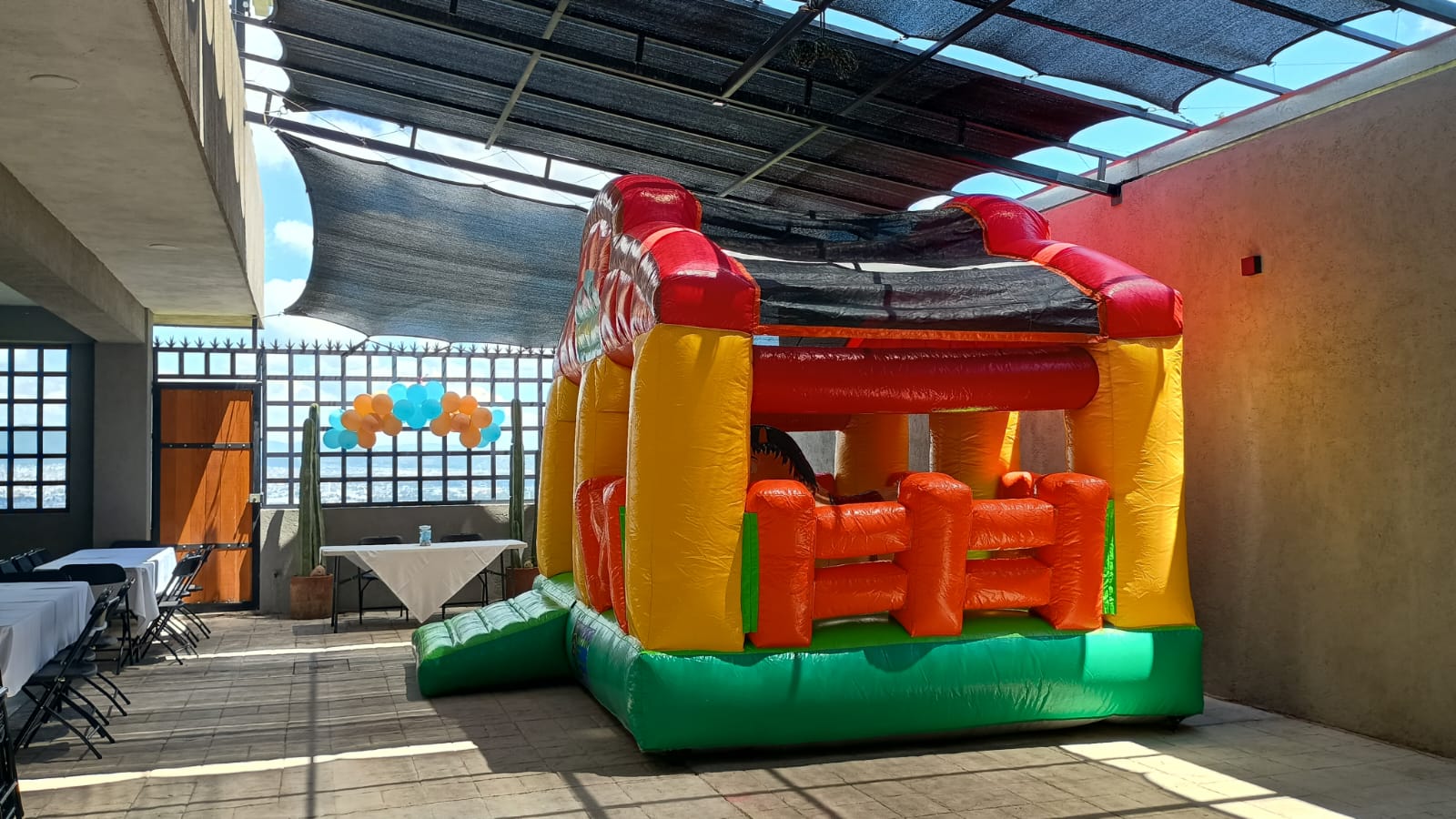 Terraza semiabierta del Salón Mirador Gladiolas con espacio para inflable